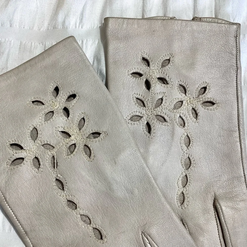 Womens Vtg Set Of Gloves Small Eyelet Cutout Leather & French Knot Fabric